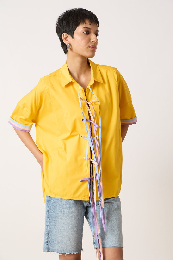 Cole Shirt A boxy oversize shirt with stripe fabric detail