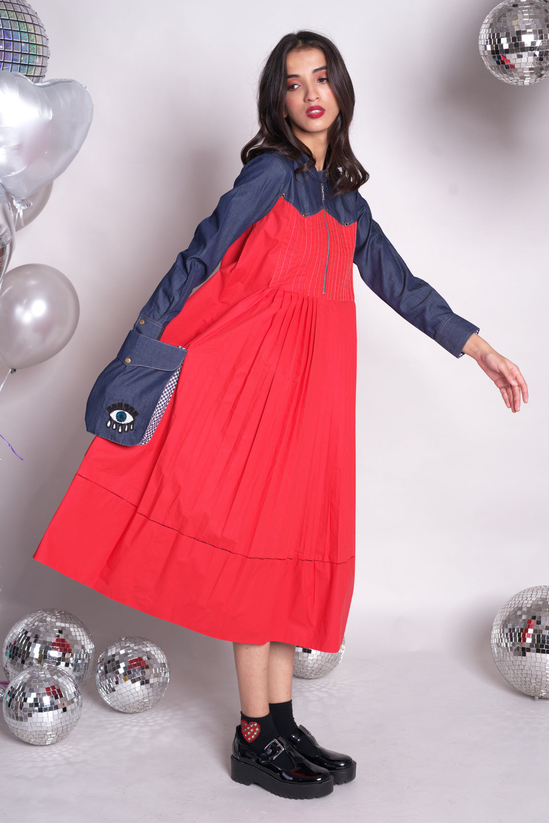 Colour block midi dress with long sleeves in denim and pleated skirts